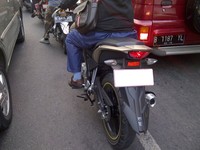 Motor V-ixion anyar ini telah direvisi pada bagian depan hingga ke buritan.