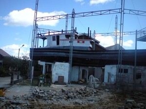 Kapal Nelayan Tersangkut diAtap