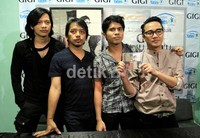 Album tersebut berisi tujuh buah lagu yang dirangkum dari single-single religi terdahulunya. Namun ada dua lagu baru yang terdapat di dalamnya yakni Aku dan Aku dan Cintailah Mereka.