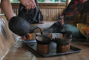 Slrup! Nikmatnya Kopi Daun khas Ranah Minang