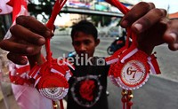 Selain bendera para penjual juga menjual atribut lainnya yang juga bernuansa merah-putih.