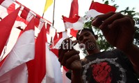 Selain bendera untuk di tiang, mereka juga menjual bendera kecil untuk di mobil.