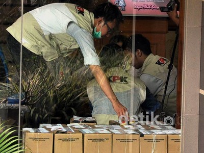 KPK Geledah Gedung Korlantas Polri