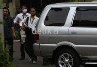 Penyidik KPK sempat tidak bisa keluar dari gedung Korlantas karena ditahan. Setelah keluar, para penyidik KPK membawa sejumlah barang dari gedung tersebut. Ramses/detikcom.