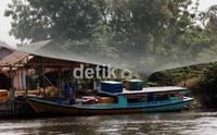 Kecamatan Muara Gembong terdiri dari enam desa, yakni Jayasakti, Pantai Mekar, Pantai Sederhana, Pantai Bahagia, Pantai Bakti, dan Pantai Harapan Jaya. Kawasan pemukiman penduduk pinggir laut dengan luas lahan keseluruhan 14.009 hektar tersebut didominasi oleh lahan perairan.