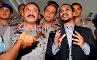 Menurut Ketua KPK Abraham Samad, baik lembaganya dan Polri akan bersama-sama menangani kasus simulator SIM tersebut.