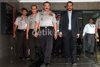 Usai mengadakan pertemuan, Ketua KPK Abraham Samad berjalan meninggalkan Mabes Polri, Jakarta.