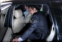 Ketua KPK Abraham Samad memasuki mobil yang akan membawanya meninggalkan Mabes Polri Jakarta.