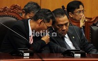 Presiden Susilo Bambang Yudhoyono (SBY) lewat Menteri Hukum dan HAM Amir Syamsuddin dan Menteri Keuangan Agus Martowardjojo menggugat DPR dan Badan Pemeriksa Keuangan (BPK). Gugatan dilakukan melalui Sengketa Kewenangan Lembaga Negara (SKLN) terkait pembelian divestasi 7 persen saham PT Newmont Nusa Tenggara (NNT) oleh pemerintah.