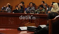 Dikatakan Mahfud, MK memutuskan tidak menerima permohonan pemerintah. Berdasarkan pertimbangan MK, bahwa dana investasi merupakan kewenangan yang masuk di dalam anggaran Kementerian Keuangan, tetapi pembelian saham 7% Rp 1 triliun dan sisanya melalui mekanisme PIP (Pusat Investasi Pemerintah) yang dianggarkan dalam APBN 2011 juga tidak bisa serta-merta dibuat untuk membeli saham 7% Newmont, karena harus dibahas dahulu an