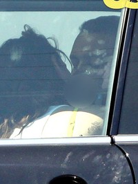 Kristen Stewart tertangkap kamera sedang berciuman dengan Rupert Sanders di dalam mobil. (doc. UsWeekly)