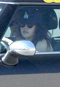 Kristen terlihat memakai topi Rob Pattinson saat di dalam mobil bersama Rupert pada 17 Juli lalu. (doc. UsWeekly)
