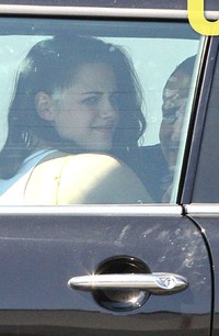 Mereka terlihat bermesraan di dalam mobil di Los Angeles, Selasa (17/7/2012). (doc. UsWeekly)