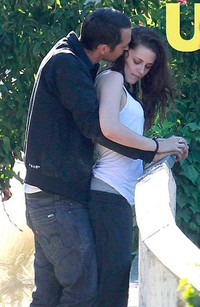 Rupert memeluk mesra Kristen dari belakang. (doc. UsWeekly)