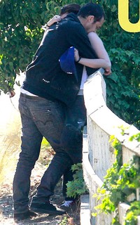 Kristen dan Rupert terlihat sangat mesra berpelukan pada Selasa (17/7/2012) di Los Angeles. (doc. UsWeekly)