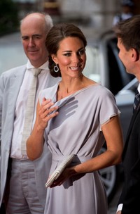 Kate Middleton tampak anggun. Ian Gavan/Getty Images.