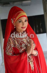 Di bulan Ramadan ini, Nia Daniati tampil dengan memakai busana muslim. Gus Mun/detikHOT.