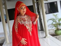 Busana muslim merah menyala Nia Daniati. Gus Mun/detikHOT.