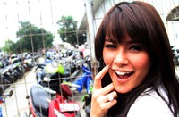 Olla Ramlan tampak ceria saat ditemui usai acara DahSyat, Kebon Jeruk, Jakarta Barat, Selasa (31/7/2012). Gus Mun/detikHOT.