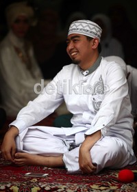 Orang yang menyebut Ustad Solmed adalah artis, dan itu (kembali lagi) kepada pandangan orang yang melihat saya, ujarnya.