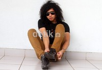 Dibalut kaos dan sepatu hitam, celana coklat, serta kacamata hitam, Yoda Idol bergaya ala rocker. Gus Mun/detikHOT.