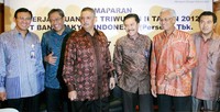Direktur Utama PT Bank Rakyat Indonesia Tbk (BRI) Sofyan Basir (tiga dari kiri) berbincang dengan jajaran direksi, (dari kiri ke kanan) Achmad Baiquni, Djarot Kusumayakti, Randi Anto, Sarwono Sudarto, dan Suprajarto di sela pemaparan kinerja  di Jakarta, Jumat (27/7). (dok BRI)