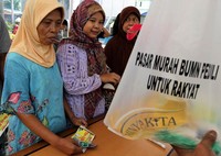 Pasar murah tersebut merupakan salah satu bentuk program sosial dari Kementrian Negara Badan Usaha Milik Negara. PLN sendiri menyelenggarakan pasar murah secara serentak di tiga lokasi di Jakarta pada hari Selasa, 31 Juli 2012. (Agus Trimukti/Humas PLN).