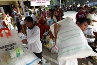 Warga mengantre untuk membeli paket sembako murah. Dalam pasar murah tersebut, sebanyak 10.000 paket sembako dijual kepada masyarakat. (Agus Trimukti/Humas PLN).