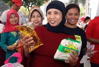 Mulai dari minyak goreng, gula hingga beras dijual murah. (Agus Trimukti/Humas PLN).