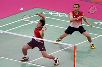 Muhammad Ahsan melakukan smash ke arah lawan. Reuters/Bazuki Muhammad.