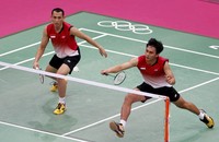 Muhammad Ahsan berusaha meraih shuttlecock. Pertandingan tersebut dimulai dengan ketat sehingga butuh waktu 27 menit sebelum Ahsan/Bona berhasil merebut kemenangan di set pertama. Reuters/Bazuki Muhammad.