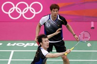 Yoo Yeon-seong berusaha mengembalikan shuttlecock. Dalam pertandingan tersebut, Ko Sung-hyun/Yoo Yeon-seong takluk dengan skor 24-22, 21-12. Reuters/Bazuki Muhammad.