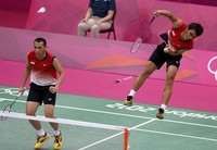 Muhammad Ahsan melompat untuk melakukan smash. Reuters/Bazuki Muhammad.