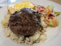 Sedang lapar dan ingin makan yang mengenyangkan? Pilih saja Loco Moco. Terdiri dari nasi yang ditumis sebentar dengan mentega, dengan daging burger yang ditambahkan saus lada hitam di atasnya. Dilengkapi dengan telur mata sapi dan salad sayuran. Seporsi Loco Moco bisa dinikmati dengan harga Rp. 27.000. (Flora Febrianindya/Detikfood)