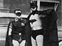 Lewis Wilson berperan sebagai Batman dalam film seri Batman tahun 1943.