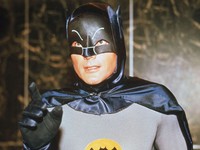 Adam West menggunakan kostum yang sudah sedikit mengalami perkembangan lewat Batman (1966).