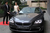Model berpose dengan BMW Seri 6.