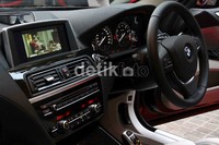 Interior mobil ini menghadirkan paduan yang harmonis antara kursi depan dan bagian belakang, sebuah kombinasi yang elegan dan dinamis.