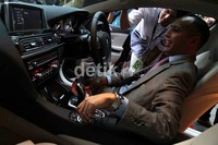 Desain kabin depan memberikan fokus pada pengemudi, dan dikelilingi oleh kontur desain yang mengalir secara elegan serta ruang belakang yang lapang membuat mobil ini nikmat, dinamis serta nyaman dikendarai dengan penuh gaya dan kemewahan.