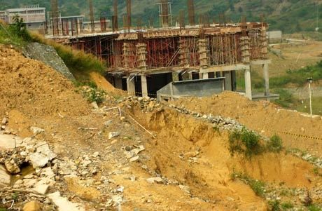 KPK Geledah Kantor Kontraktor di Kompleks Hambalang