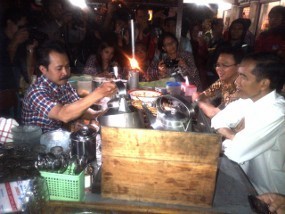 Jokowi dan Ahok Nongkrong di Angkringan di Solo