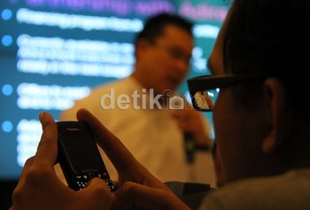 Pelanggan yang telah mendapatkan persetujuan kredit dapat mengambil produk di mitra resmi BlackBerry.