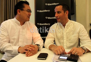 Direktur Marketing RIM Indonesia Eka Anwar berbincang dengan Regional Vice President & Managing Director Asia Selatan Hasting Sing saat peluncuran program Blackberrt Terjangkau.