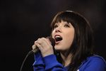Seksinya Gaya Carly Rae Jepsen di Panggung