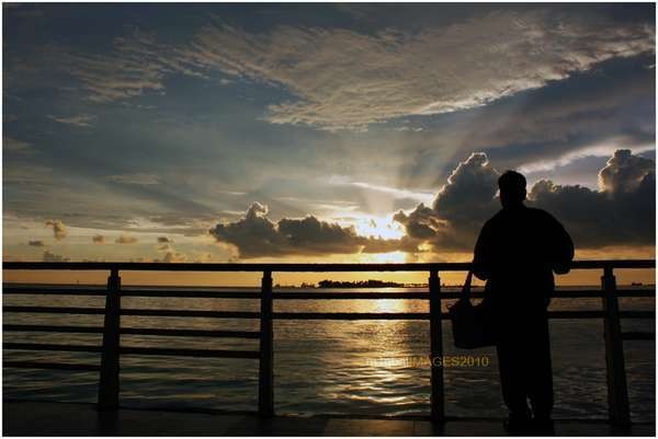 Ngabuburit Bersama Senja di Pantai Losari, Makassar