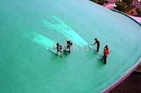 Lima orang pekerja mengecat atap gedung DPR Jakarta. Ramses/detikcom.