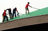 Sejumlah pekerja mengecat atap gedung yang warnanya mulai pudar. Ramses/detikcom.