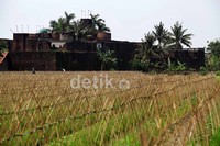 Masjid Pintu Seribu yang bernama resmi Masjid Agung Nurul Yaqin berada di Kampung Bayur, Kelurahan Priuk Jaya, Kecamatan Jatiuwung, Kota Tangerang.