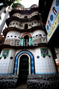 Mesjid ini dibangun pada tahun 1978 lalu. Banyaknya pintu yang menghiasi mesjid ini membuat warga biasa menyebut dengan nama Masjid Pintu Seribu.