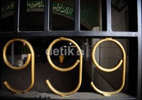 Pada beberapa pintu mesjid, banyak terdapat ornamen angka 999. Dan, angka 999 itu merupakan penggabungan jumlah asma Allah yang berjumlah 99 dan 9 wali songo.